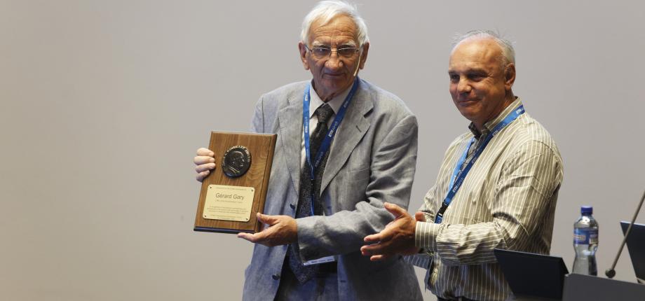 Gérard Gary receives the John Rinehart Award for his work in mechanics