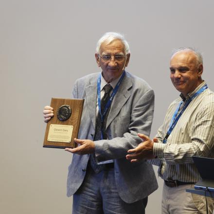 Gérard Gary receives the John Rinehart Award for his work in mechanics